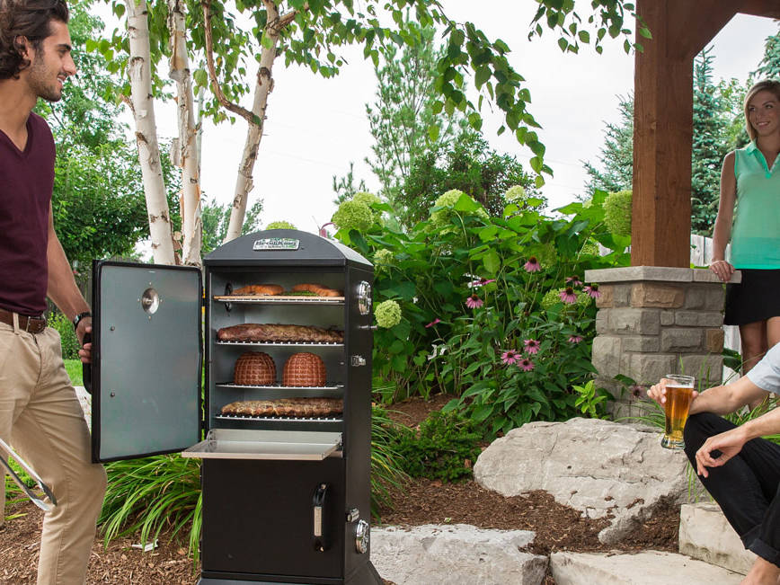 § Personen neben dem Broilking Grill