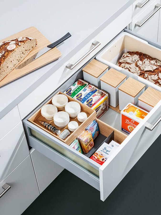 Schubladensystem für das Frühstück mit einzelnen Dosen und Fächern und einem Brotkorb