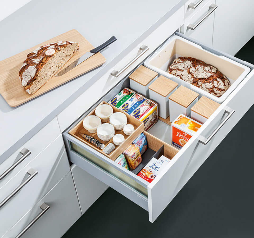 Schubladensystem für das Frühstück mit einzelnen Dosen und Fächern und einem Brotkorb