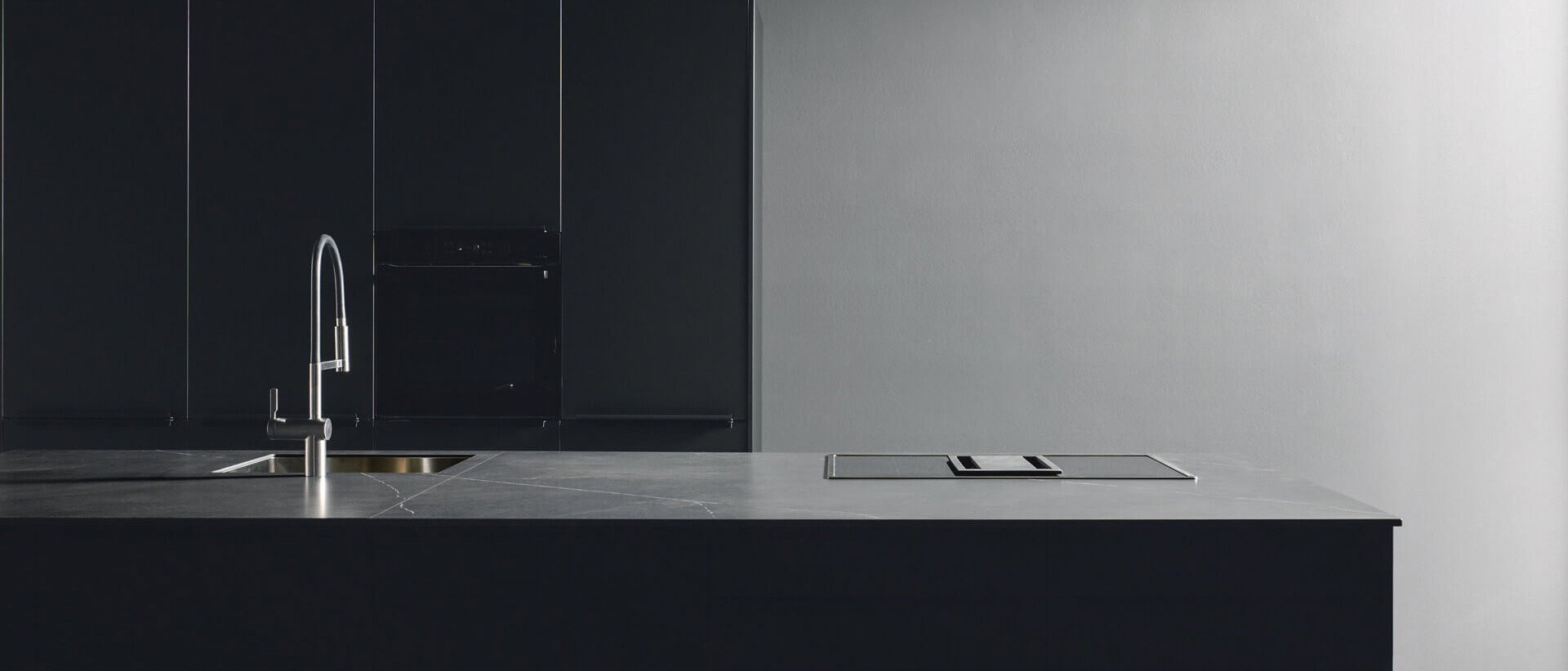 Minimalismus in der Küche, Minimalistische Küche, graue minimalistische Küche