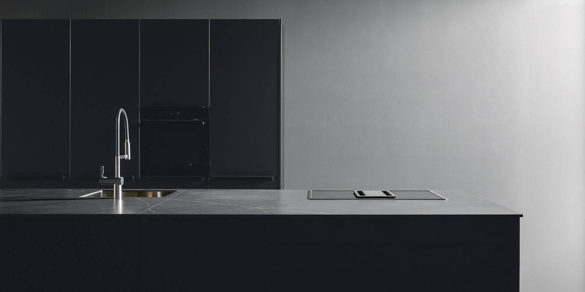 Minimalismus in der Küche, Minimalistische Küche, graue minimalistische Küche