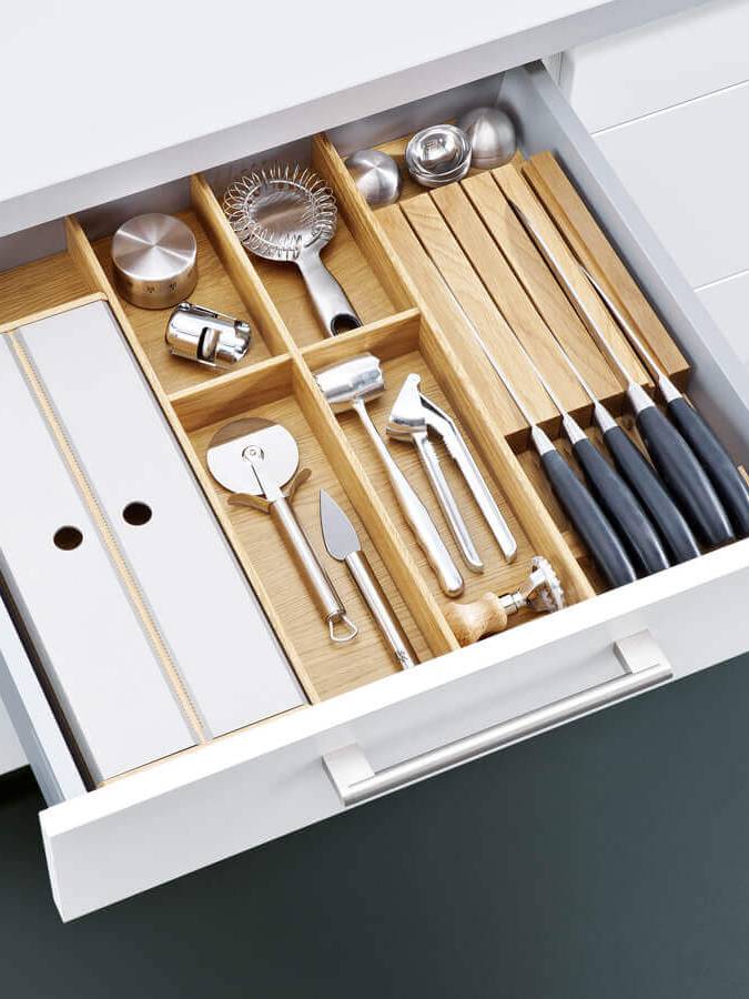 Schublade mit Trennelementen, Messerblock und Küchenmessern und anderen Utensilien