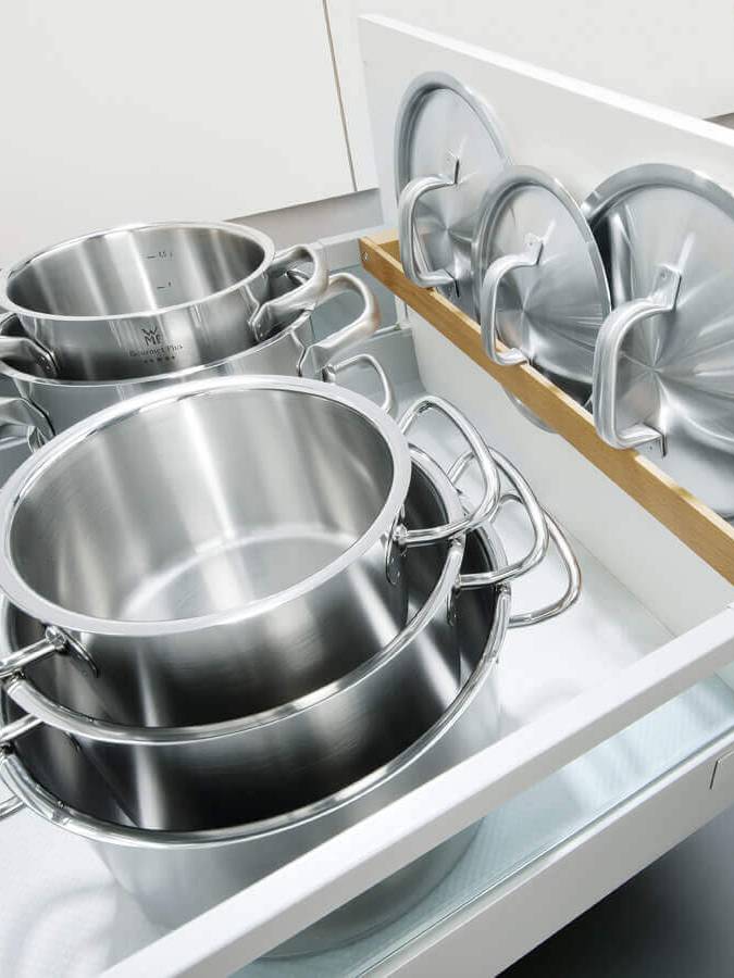 Tiefe Küchenschublade für Kochtöpfe mit extra Brett für Topfdeckel