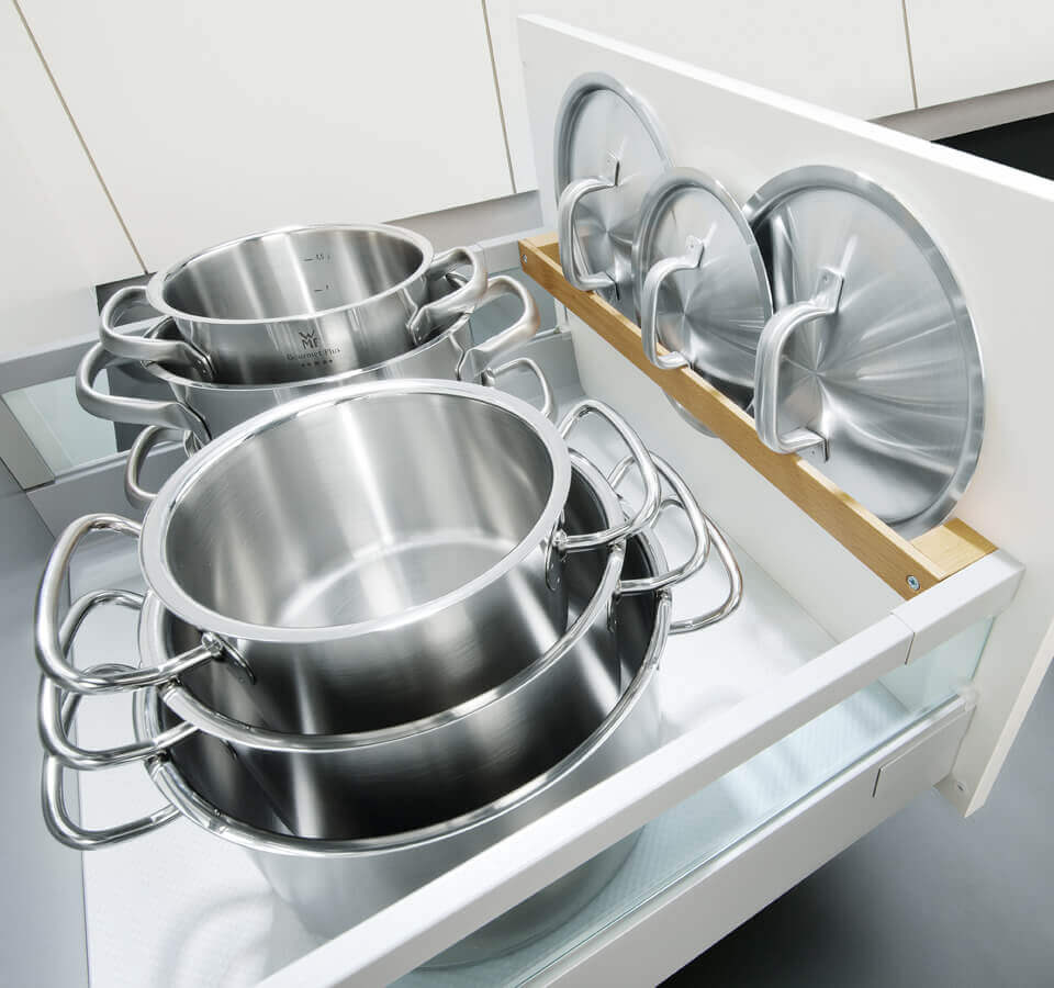 Tiefe Küchenschublade für Kochtöpfe mit extra Brett für Topfdeckel