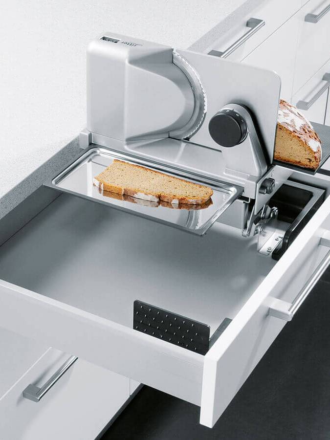 Schubladensystem mit eingebauter Brotschneidemaschine inklusive Steckdose