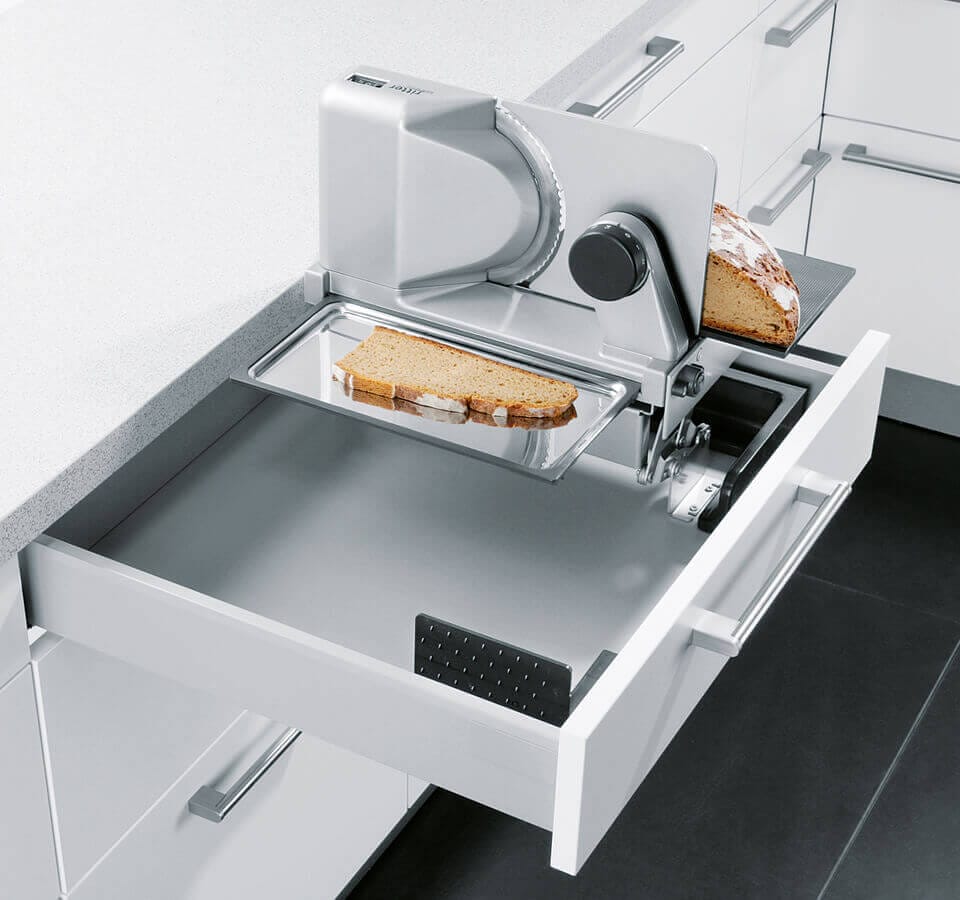 Schubladensystem mit eingebauter Brotschneidemaschine inklusive Steckdose