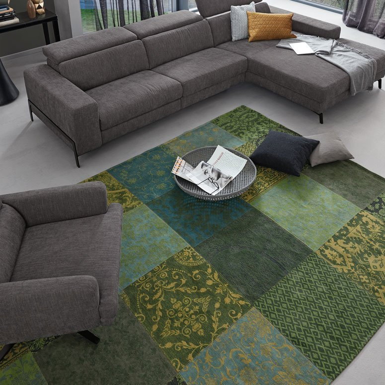 Musterring Couch auf grünem gemustertem Teppich