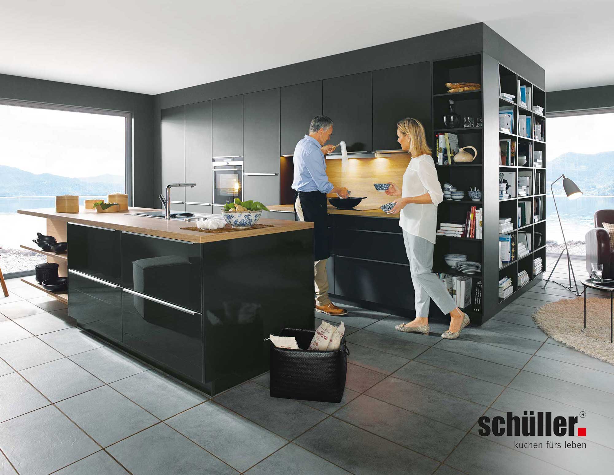 Schwarze Inselküche von Schüller mit glänzenden Fronten