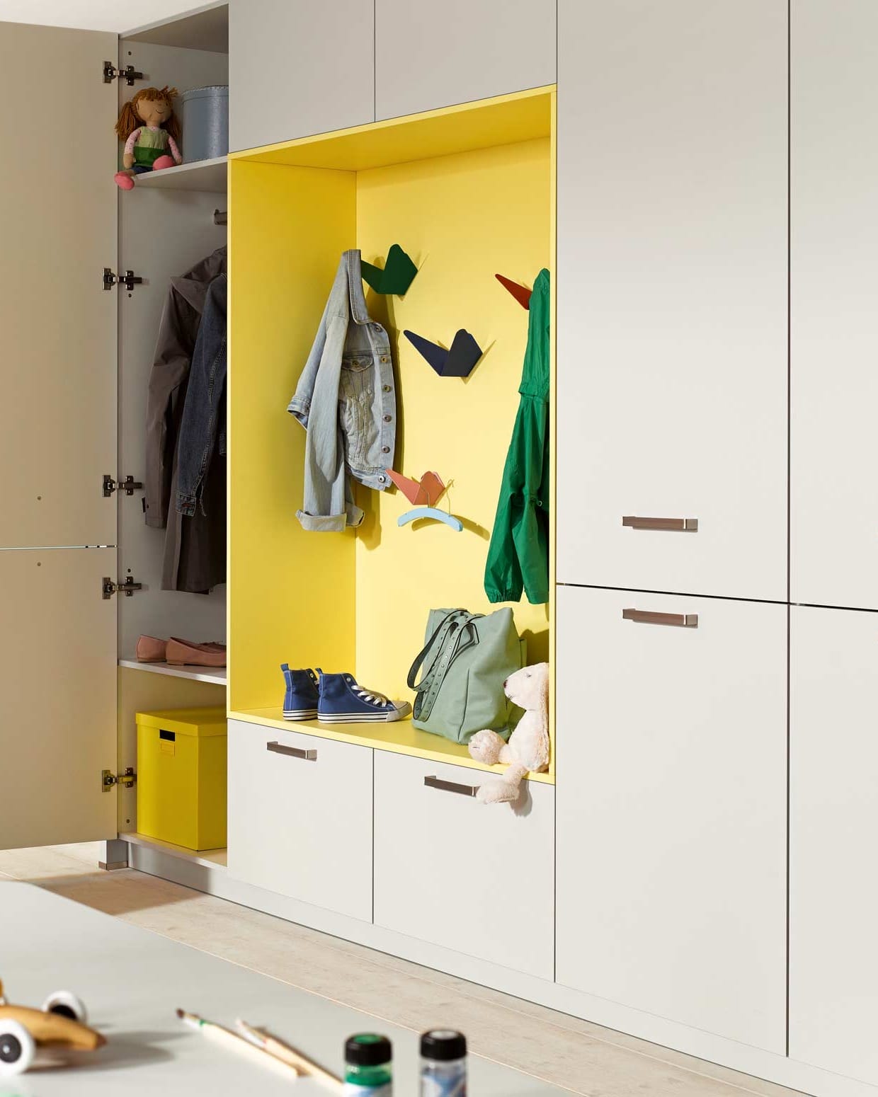 Garderobe in Gelb, helle Garderobe, Garderobe Kindergarten, praktische Garderobe junge Familie