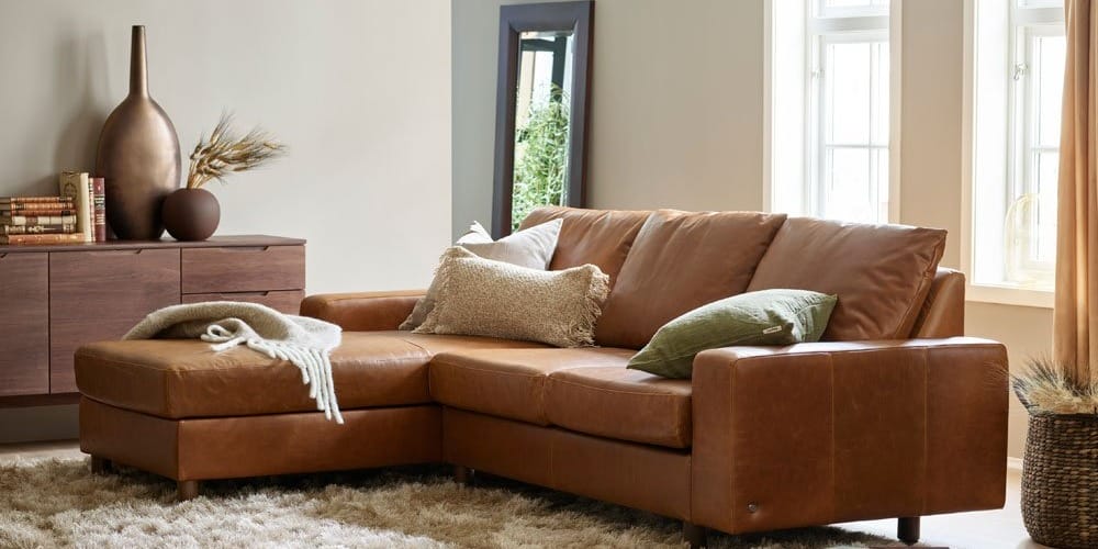 Gemütliches Wohnzimmer / braunes Ledersofa mit hellem kuscheligen Teppich,