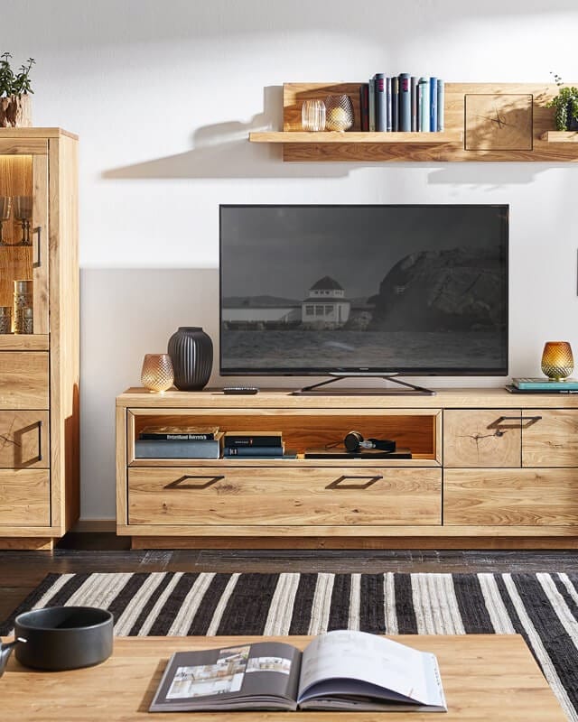Fernseher und Massivholzmöbel von Spitzhüttl Home Company. Ratgeber für Ihr Heimkino