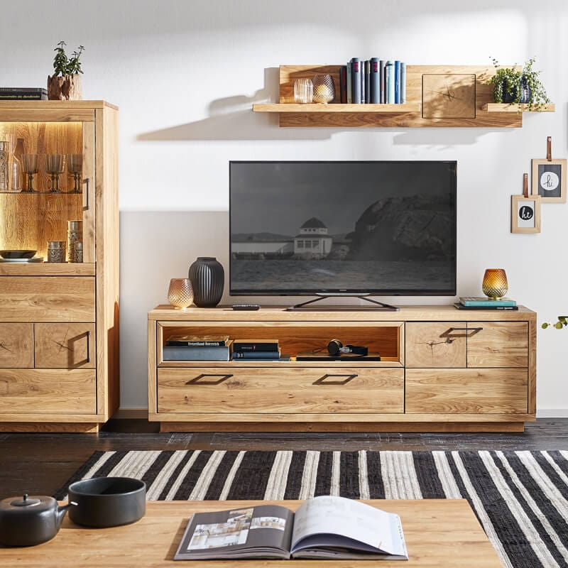 Fernseher und Massivholzmöbel von Spitzhüttl Home Company. Ratgeber für Ihr Heimkino