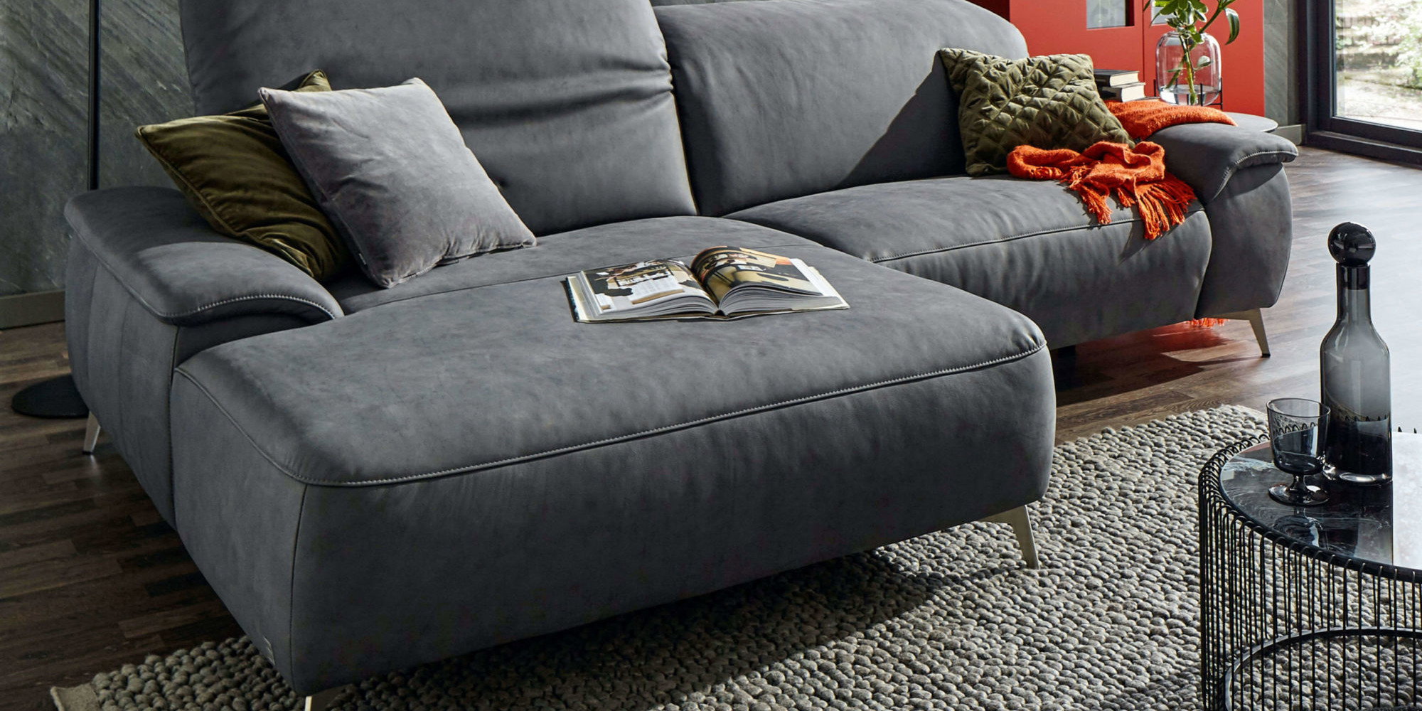 Gemütliches Leder-Sofa. Pflegetipps und Ratgeber zur Haltbarkeit von Leder