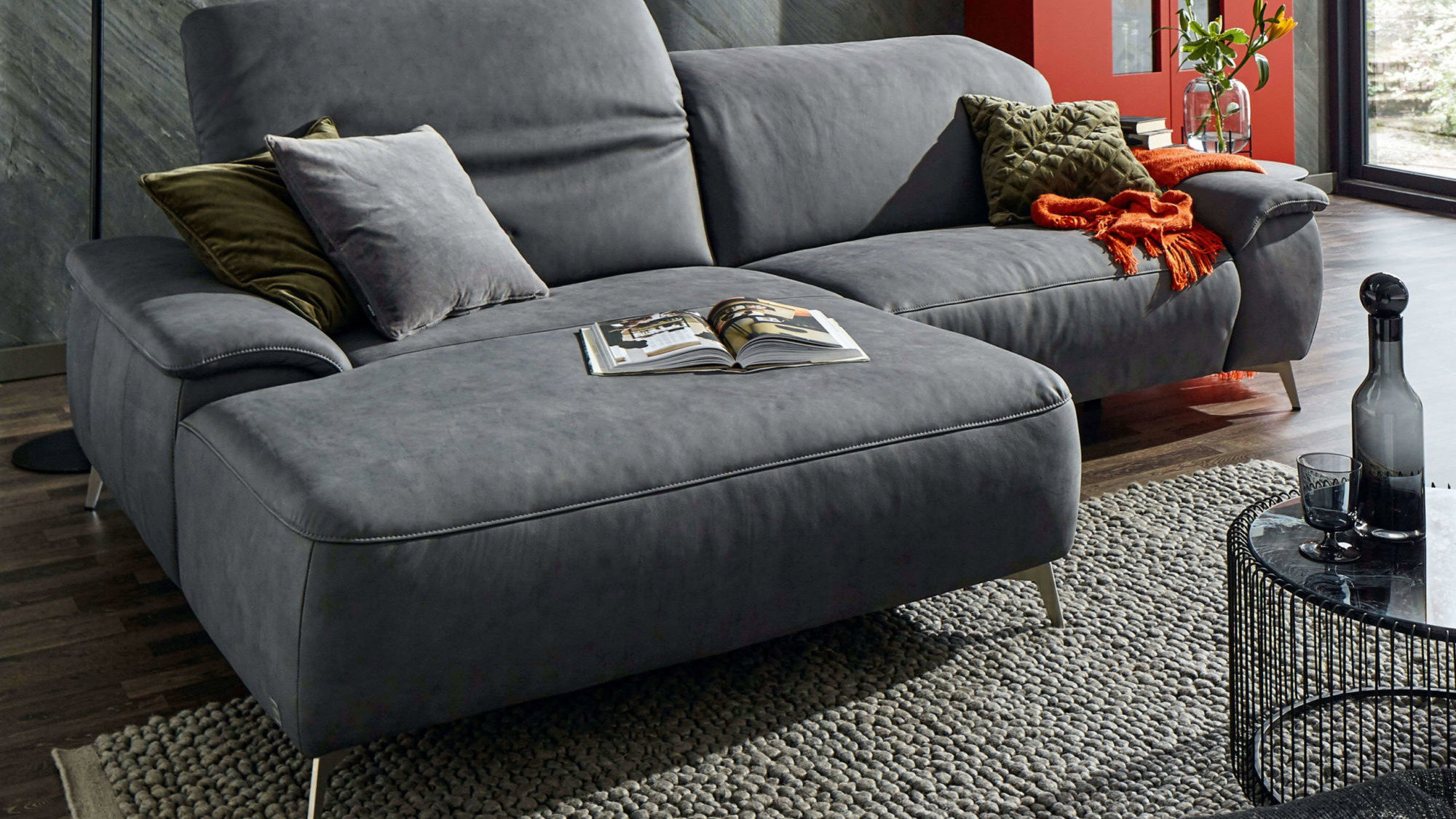 Gemütliches Leder-Sofa. Pflegetipps und Ratgeber zur Haltbarkeit von Leder