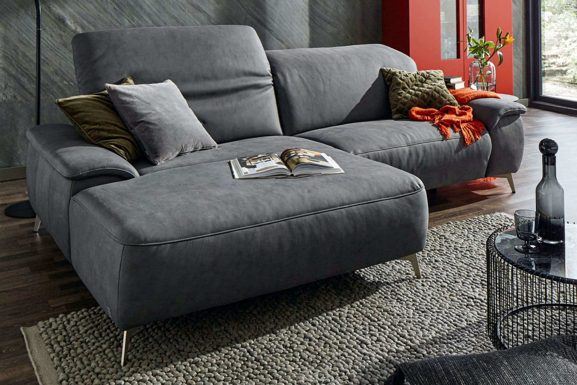 Gemütliches Leder-Sofa. Pflegetipps und Ratgeber zur Haltbarkeit von Leder