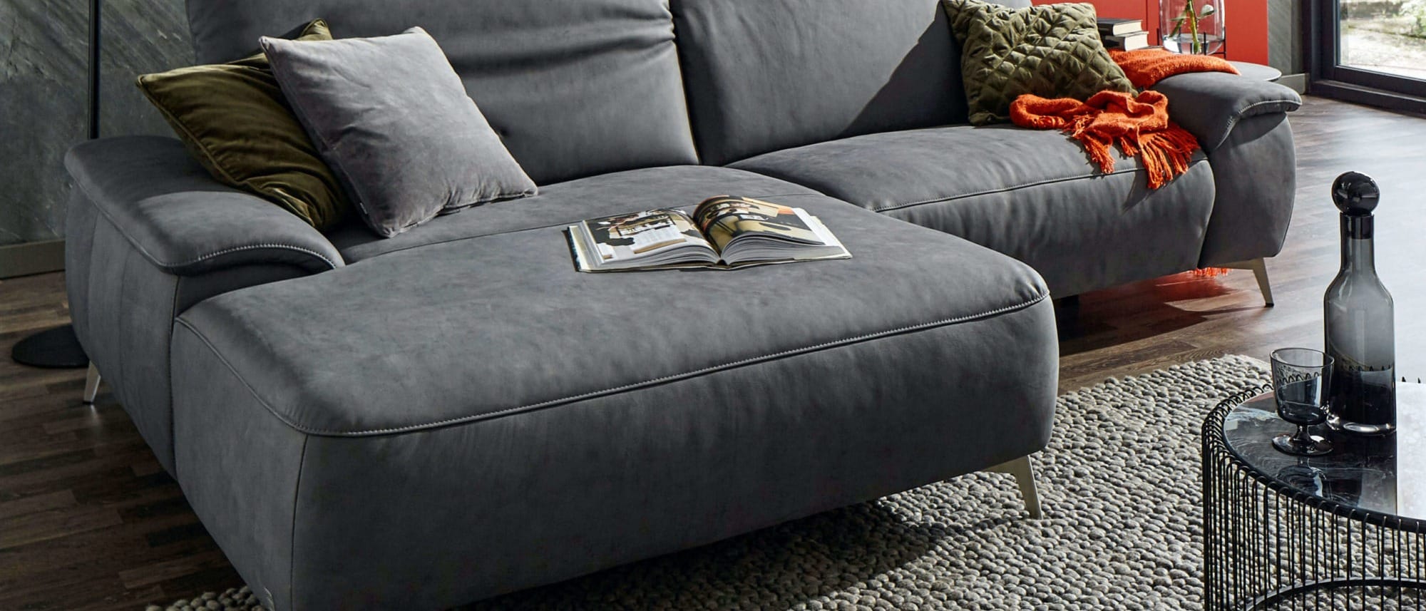 Gemütliches Leder-Sofa. Pflegetipps und Ratgeber zur Haltbarkeit von Leder