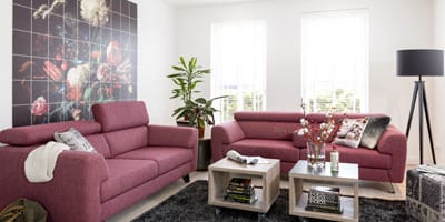 Ausmisten, aufräumen, Konmari, Marie Kondo, Rotes Sofa, Designsofa, modernes Sofa, warme Farben im Wohnzimmer