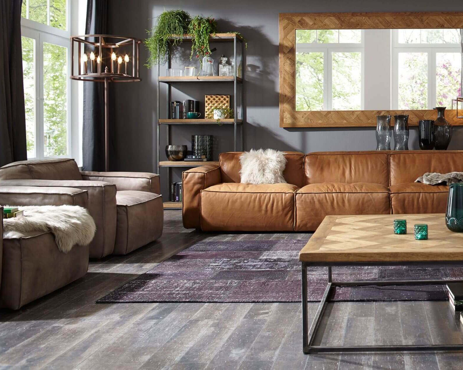Wohnzimmer mit zwei braunen Sofas