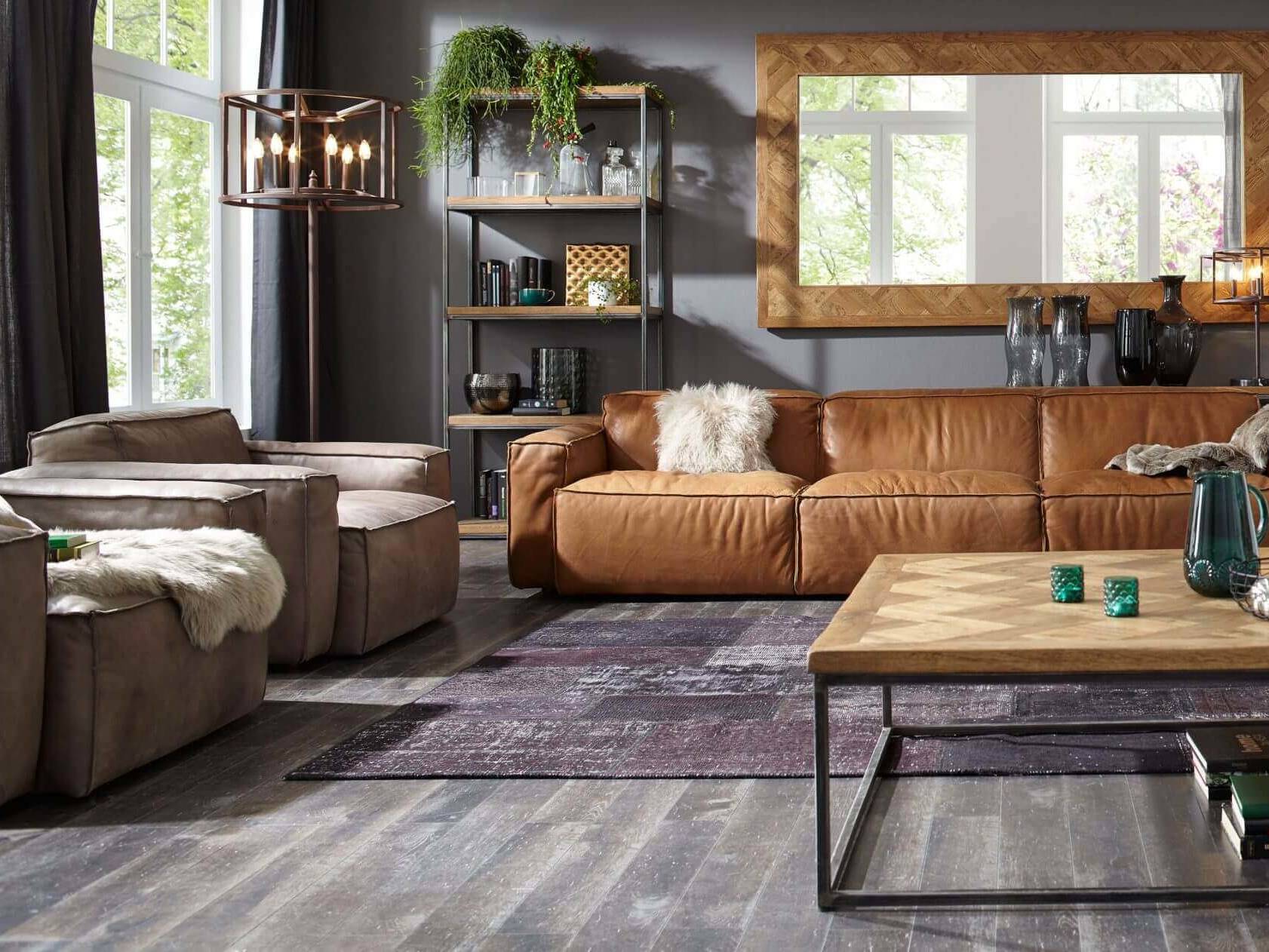 Wohnzimmer mit zwei braunen Sofas