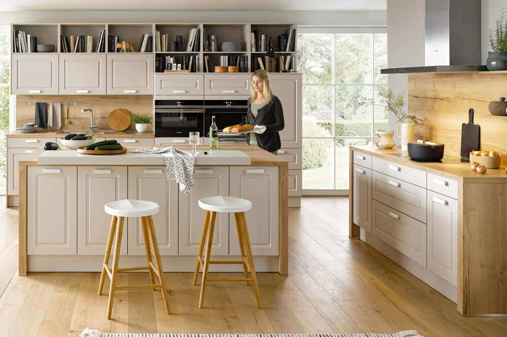 Landhausküche weiß, Kassettenfronten, Eiche, Global Küchen home company