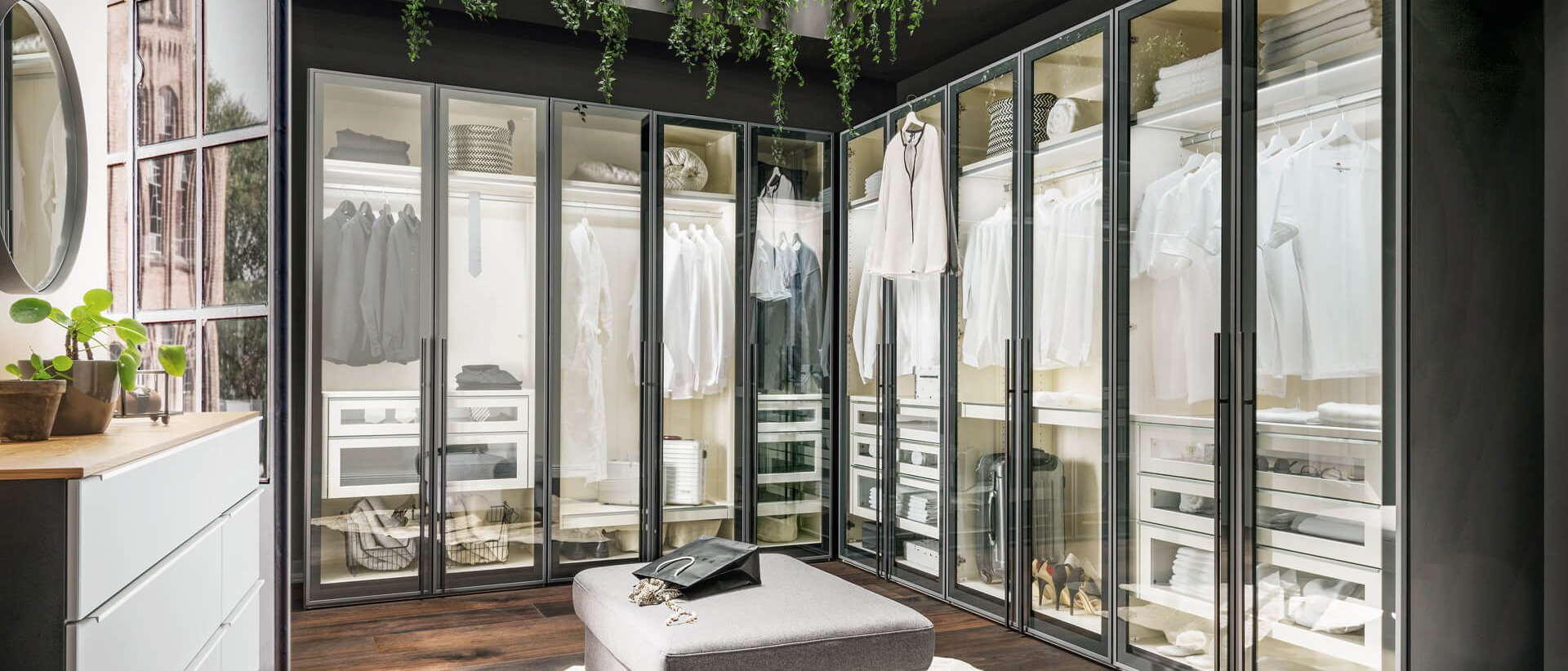 Kleiderschrank mit Glastüren, Natura Colorado, Inneneinteilung, Ordnung, Ankleide, Ankleidezimmer hell, begehbarer Kleiderschrank viel Platz Stauraum, Schubladen hell Licht im Schrank Home Company