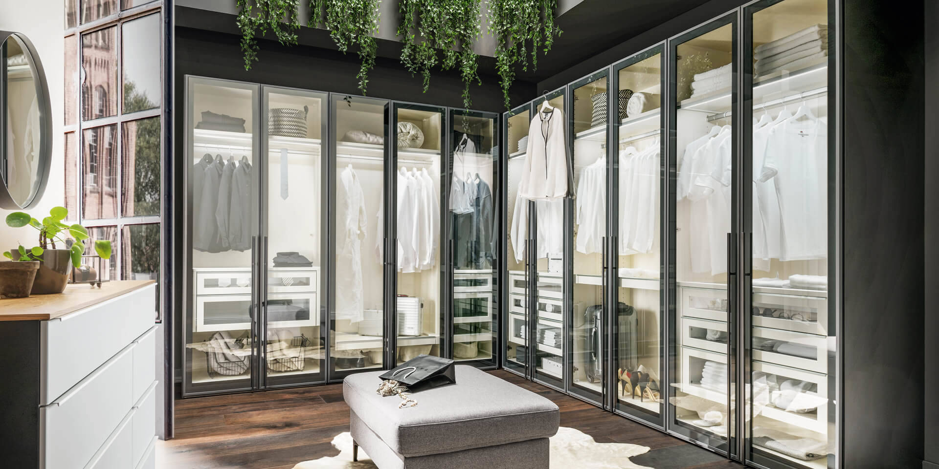 Kleiderschrank mit Glastüren, Natura Colorado, Inneneinteilung, Ordnung, Ankleide, Ankleidezimmer hell, begehbarer Kleiderschrank viel Platz Stauraum, Schubladen hell Licht im Schrank Home Company