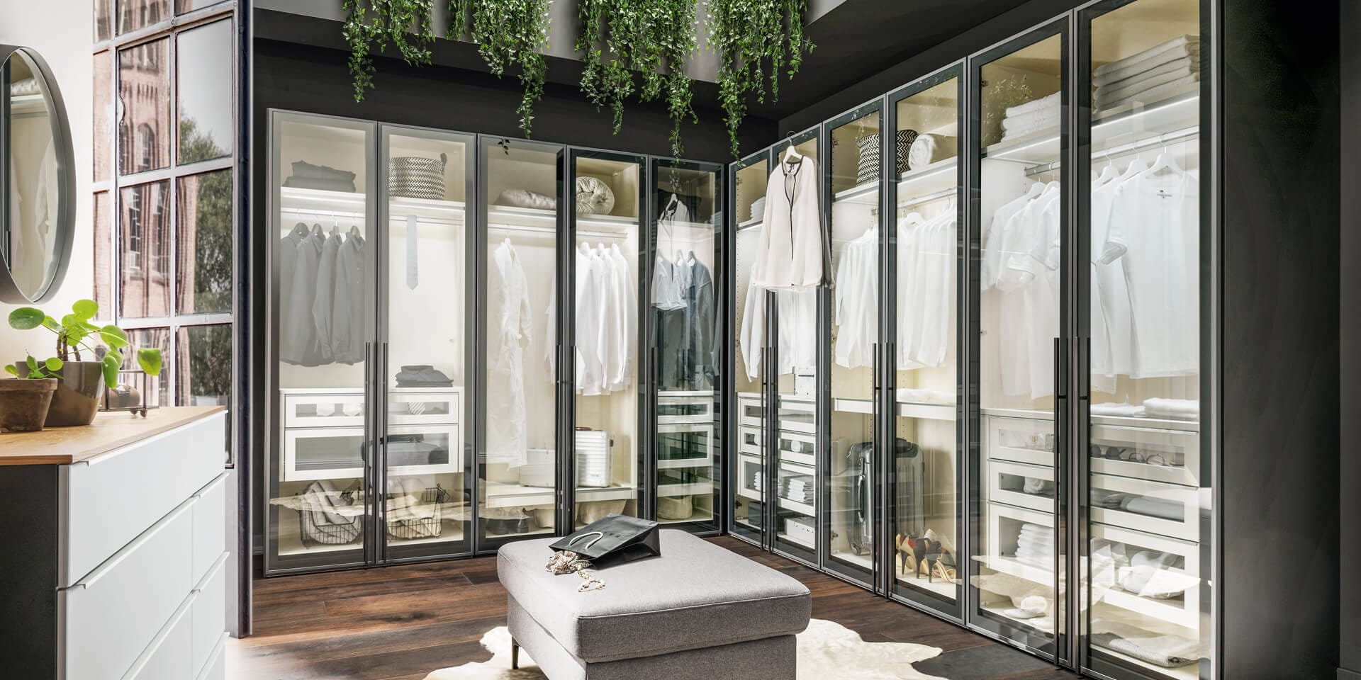 Kleiderschrank mit Glastüren, Natura Colorado, Inneneinteilung, Ordnung, Ankleide, Ankleidezimmer hell, begehbarer Kleiderschrank viel Platz Stauraum, Schubladen hell Licht im Schrank Home Company
