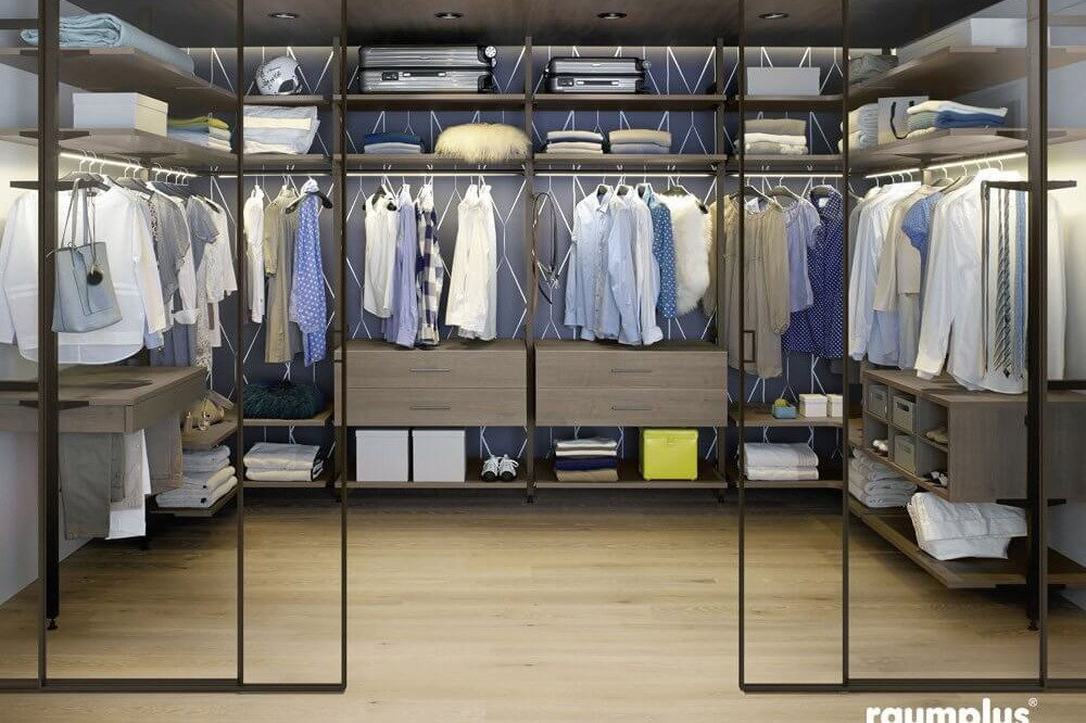 Begehbarer Kleiderschrank Milchglastüren Raumplus AnkleideBegehbarer Kleiderschrank Milchglastüren Raumplus Ankleide Glastüren Einsehbar ordentlich Hemden Pullover Fächer Home Company