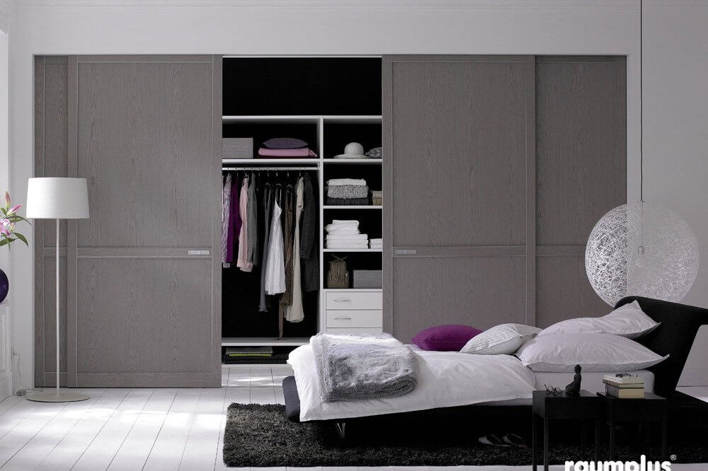 Begehbarer Kleiderschrank Milchglastüren Raumplus Ankleide Ankleidezimmer Hohe türen Ordnung Fächer viel Platz Ordnung Home Company