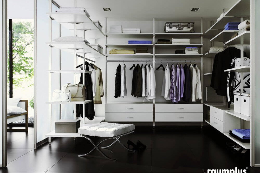 Begehbarer Kleiderschrank Milchglastüren Raumplus Ankleide offen Ankleidezimmer Hemden Aufhängung Schubladen Ordnung ordentlich Home Company