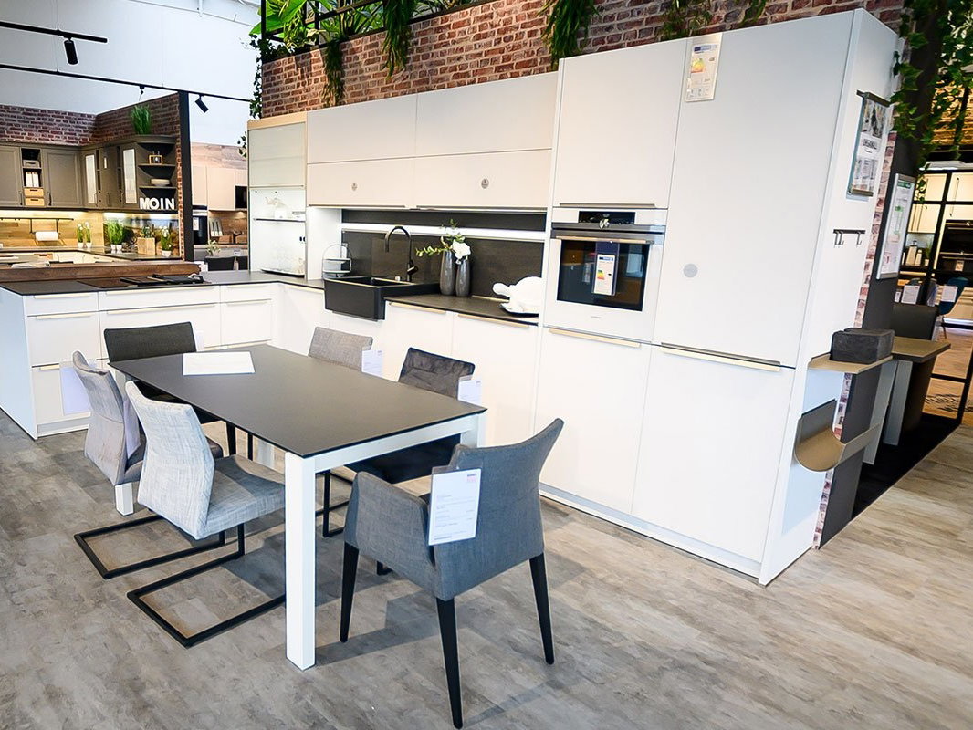 Foto einer weißen Küche des Küchenstudios Kemner Home Company Küchen