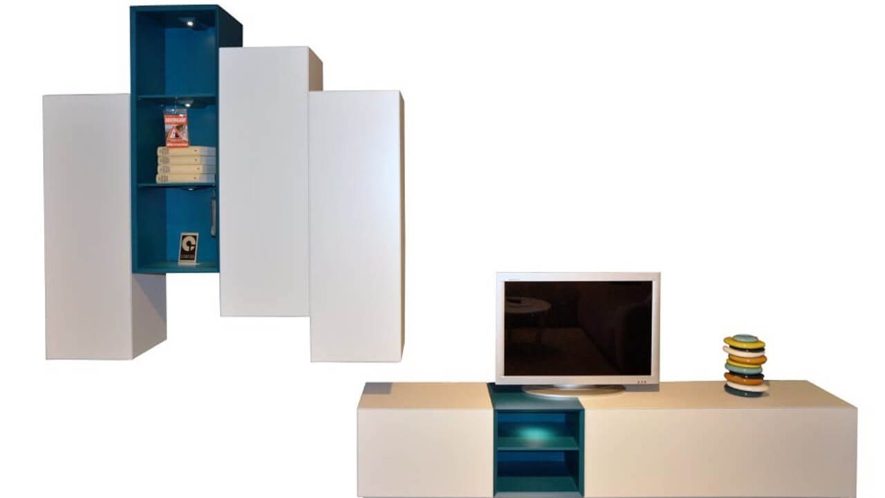 Wohnand Contur 5600 in weiß mit Absetzungen in blau - bestehend aus TV-Lowboard und Hängeschränken - Ausstellungsstück im Abverkauf