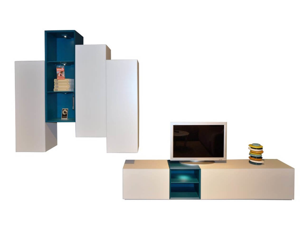 Wohnand Contur 5600 in weiß mit Absetzungen in blau - bestehend aus TV-Lowboard und Hängeschränken - Ausstellungsstück im Abverkauf