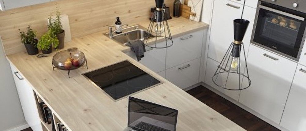 Globalküche mit integriertem Sideboard und Garderobe