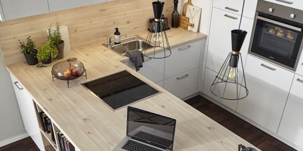 Globalküche mit integriertem Sideboard und Garderobe