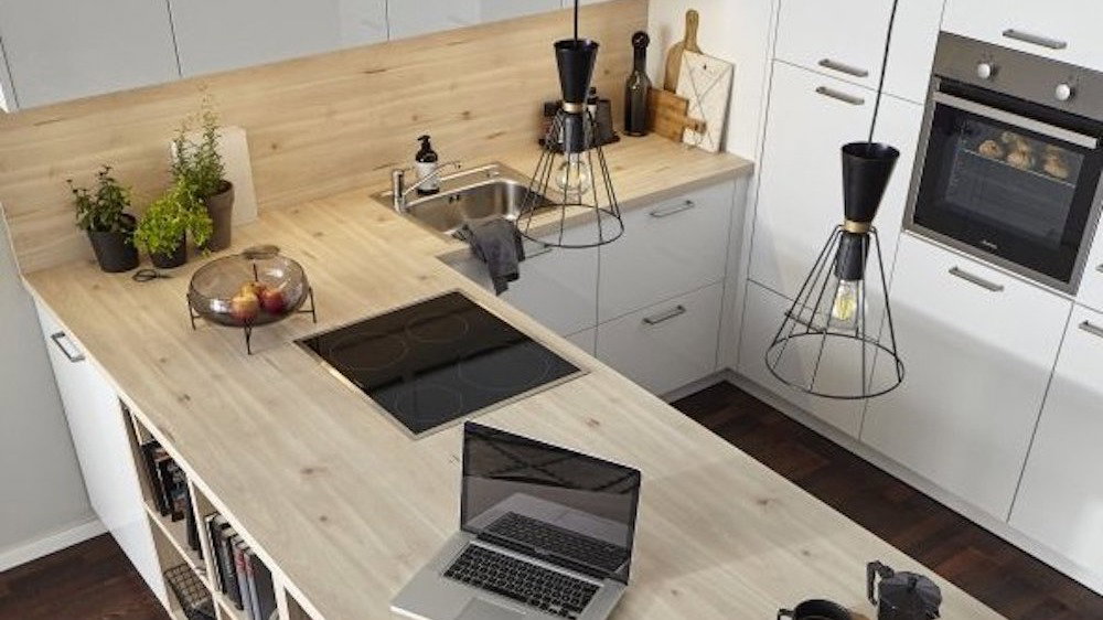 Globalküche mit integriertem Sideboard und Garderobe