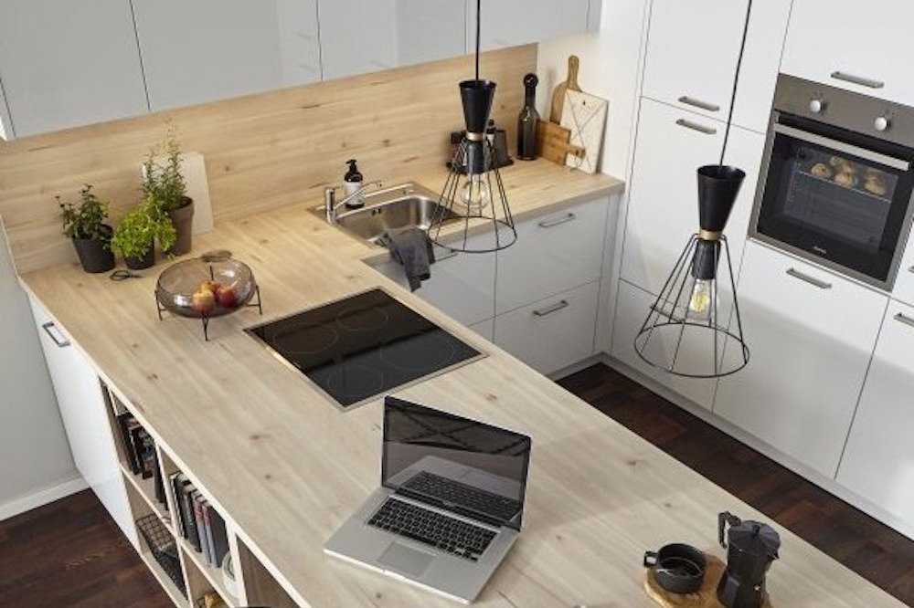 Globalküche mit integriertem Sideboard und Garderobe