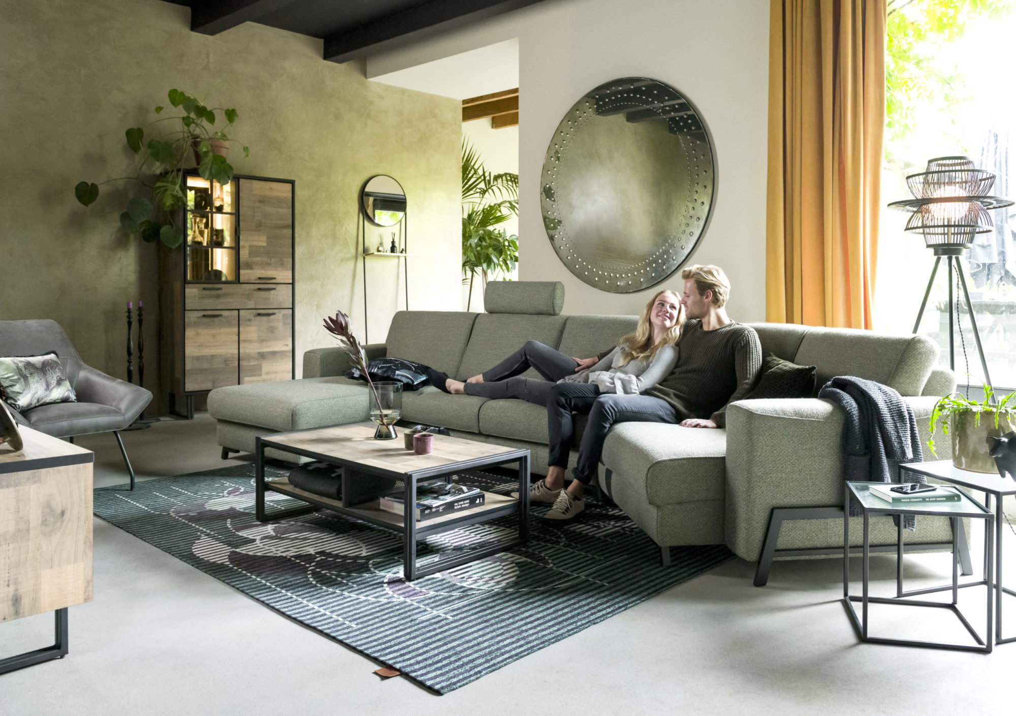 Sofa mit Couchtisch
