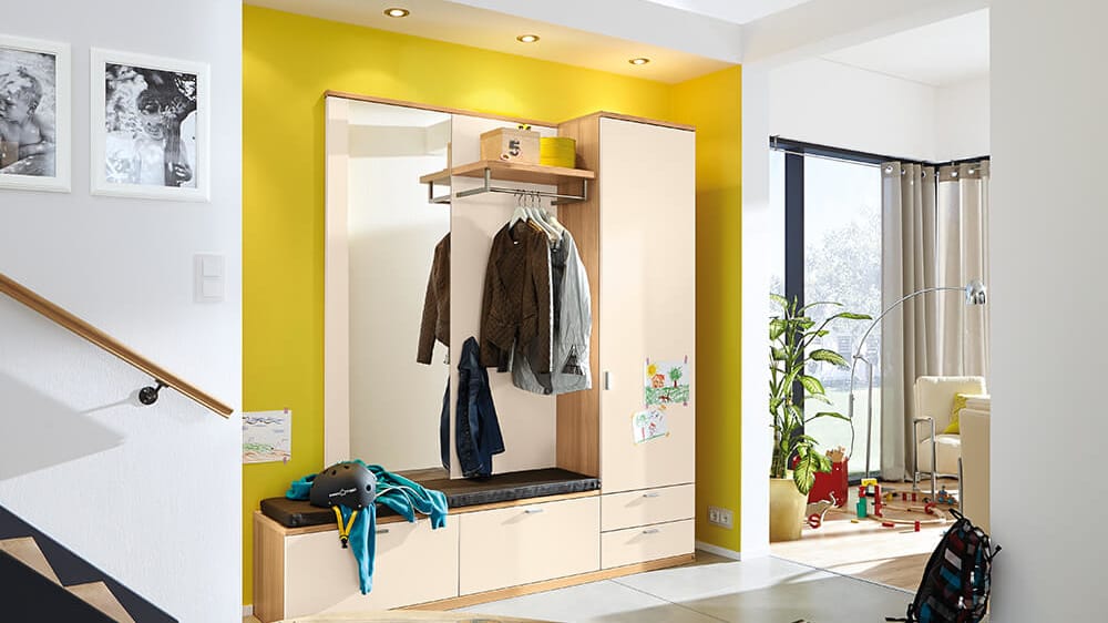 gebe Garderobe, moderner Eingangsbereich, Wandschrank Hauseingang, Wohnungseingang gelb,