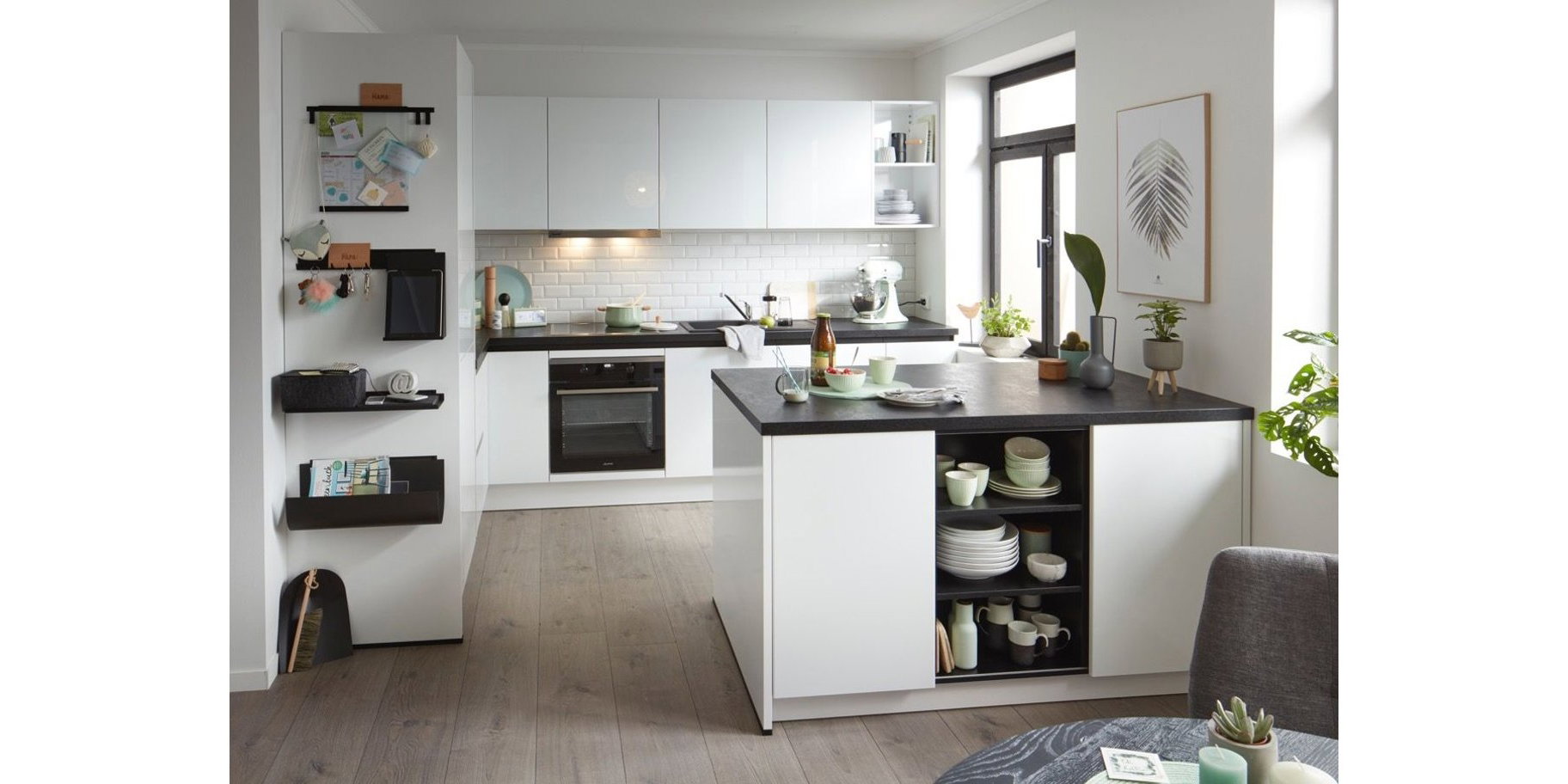 Helle-grifflose-Winkelkueche-Global-51-170-in-Kristallweiss-hochglanz-1
