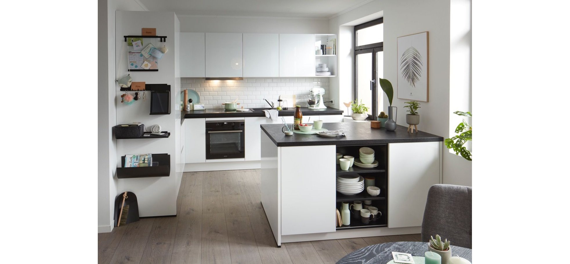 Helle-grifflose-Winkelkueche-Global-51-170-in-Kristallweiss-hochglanz-1