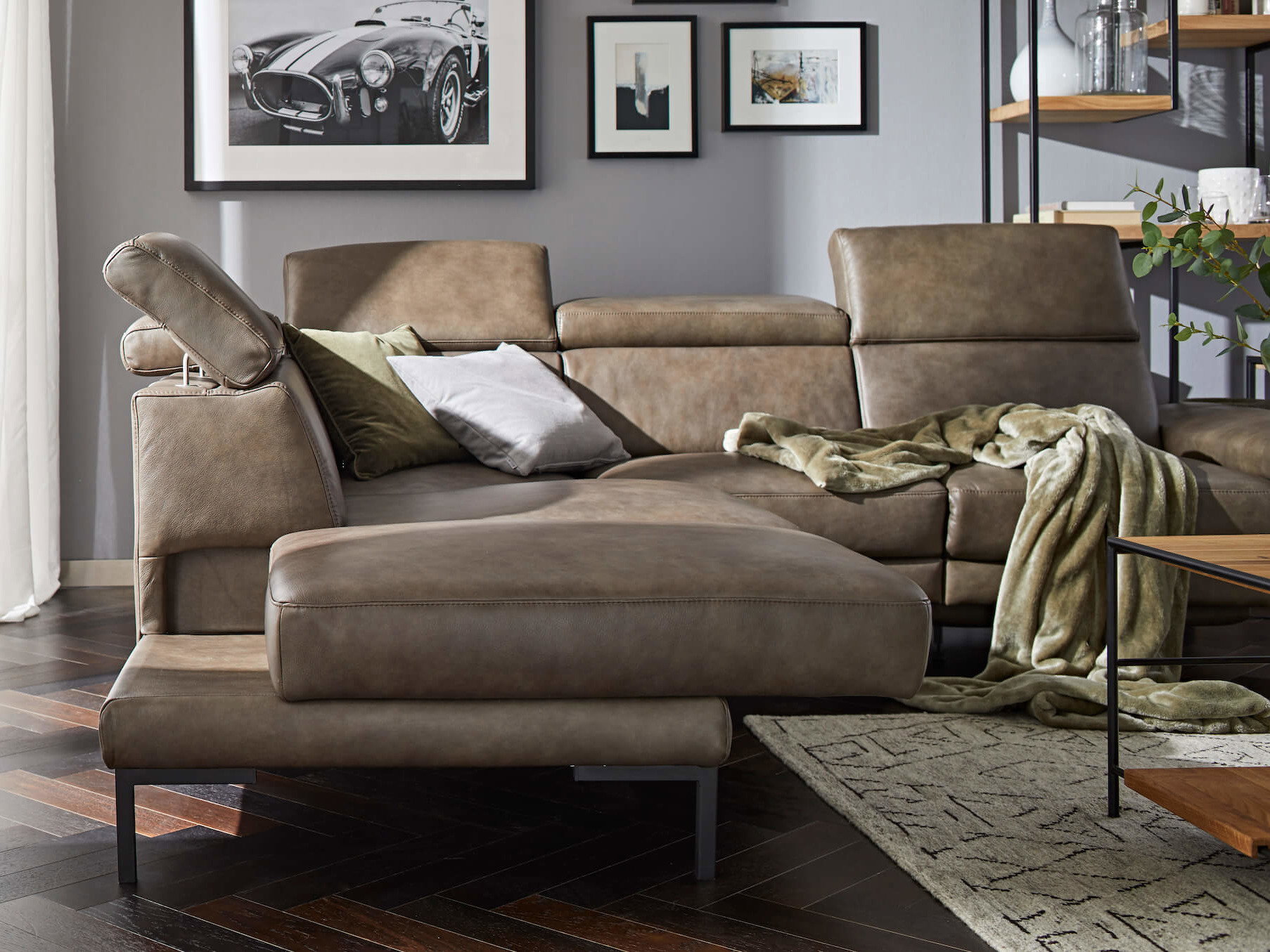 Ecksofa Hudson von Natura Home, Leder, braungrün, 2,5 Sitzer, Kopfteil verstellbar, Winkelfuß schwarz Metall