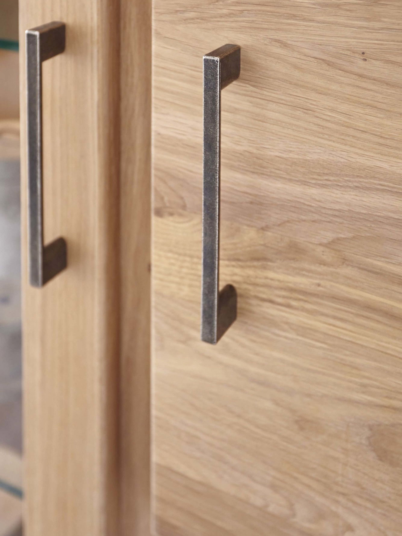 Vitrine Farmingdale von Natura Home, Eiche massiv legno behandelt, eine Schublade, zwei Türen, vier Böden