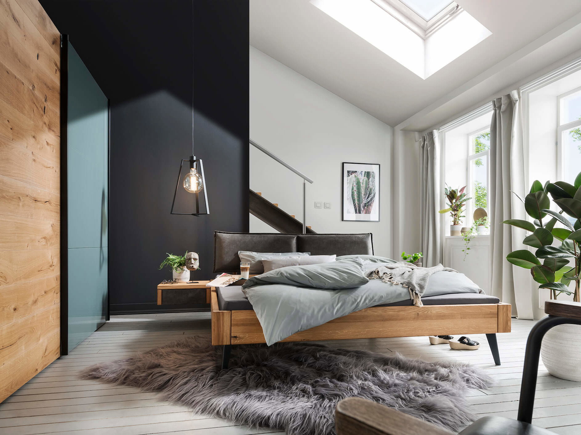 Massivholzbett 1660 Wildeiche, Natura Home, Rückteil grau, Füße Schwarz