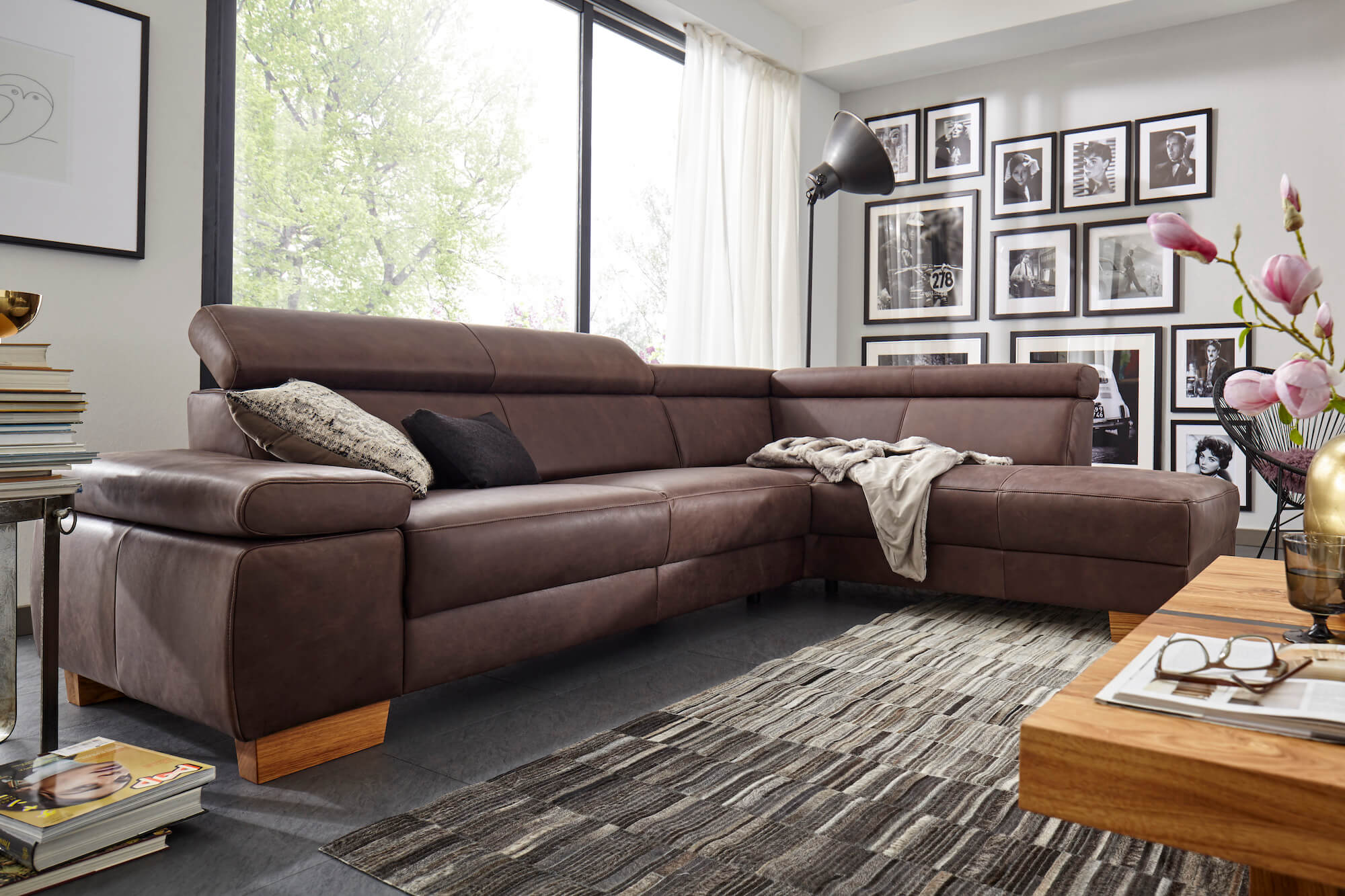 Ecksofa Philadelphia von Natura Home, echtes braunes Leder, Füße aus geöltem Holz
