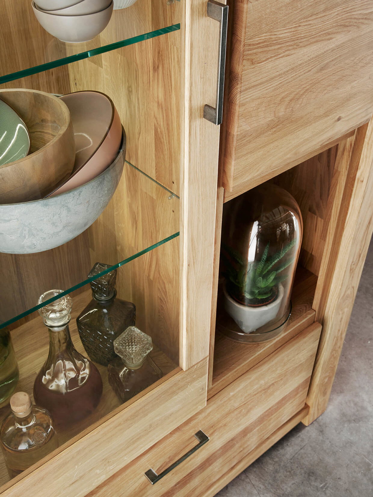 Vitrine Farmingdale von Natura Home, Eiche massiv geölt, 2 Türen, 1 Offenes Fach, 1 Klappe