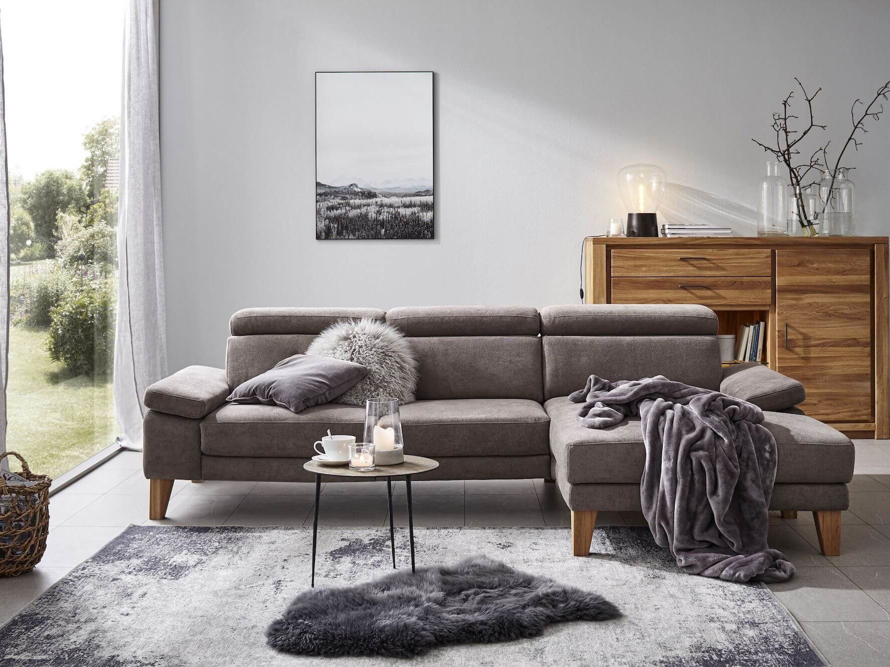 Ecksofa Hudson von Natura Home, Stoff aus recycelten Plasicflaschen, Aubergine, 2,5 Sitzer, Füße Eiche massiv, konisch, Ecke rechts
