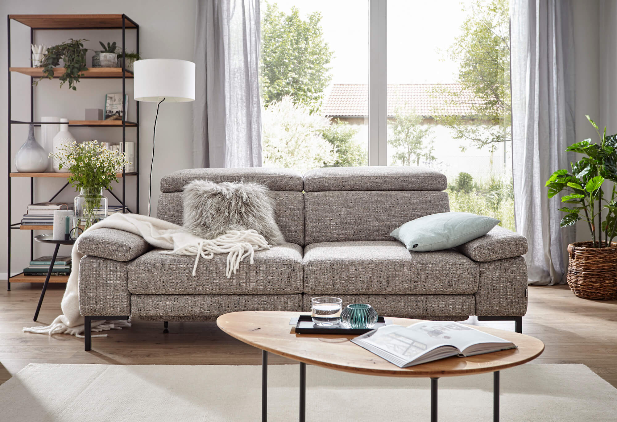 Sofa Hudson von Natura Home, Stoff Grau, Füße aus schwarzem Metall, Relaxfunktion, Kopfteil verstellbar