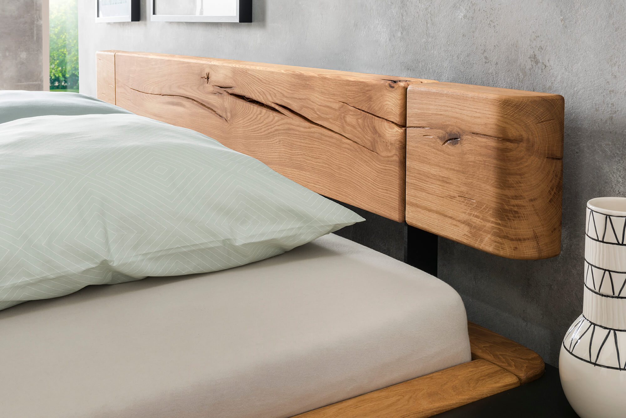 Bett Baltimore von Natura Home, Wildeiche Massiv, Nahaufnahme des Kopfteils mit Wuchsrissen