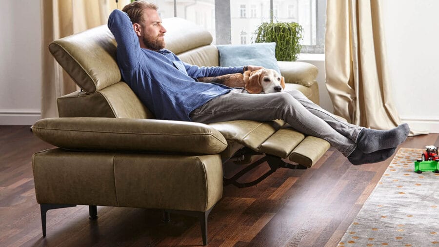Grünes 3-Sitzer Ledersofa Felipa mit motorischer Relaxfunktion von Global Family